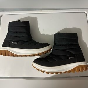 Columbia Women's Black Puffy Winter Boot with Gum Sole